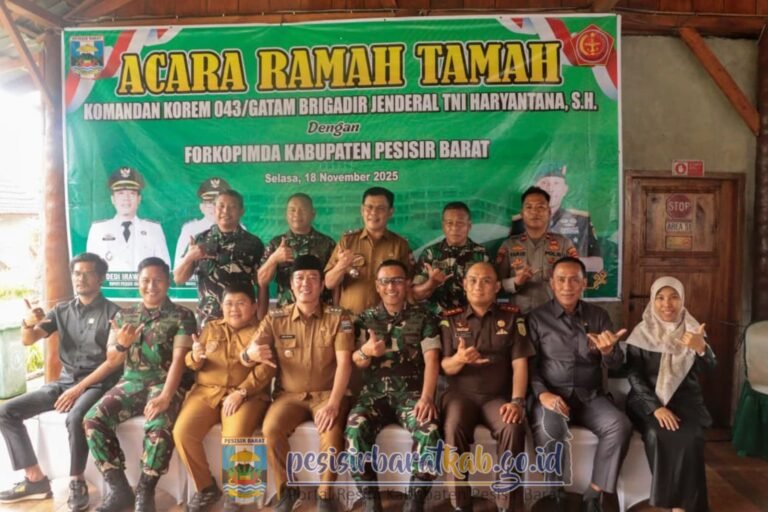 BUPATI-WAKIL_BUPATI_PESIBAR_SAMBUT_KUNKER_DANREM_KE_PESIBAR-1